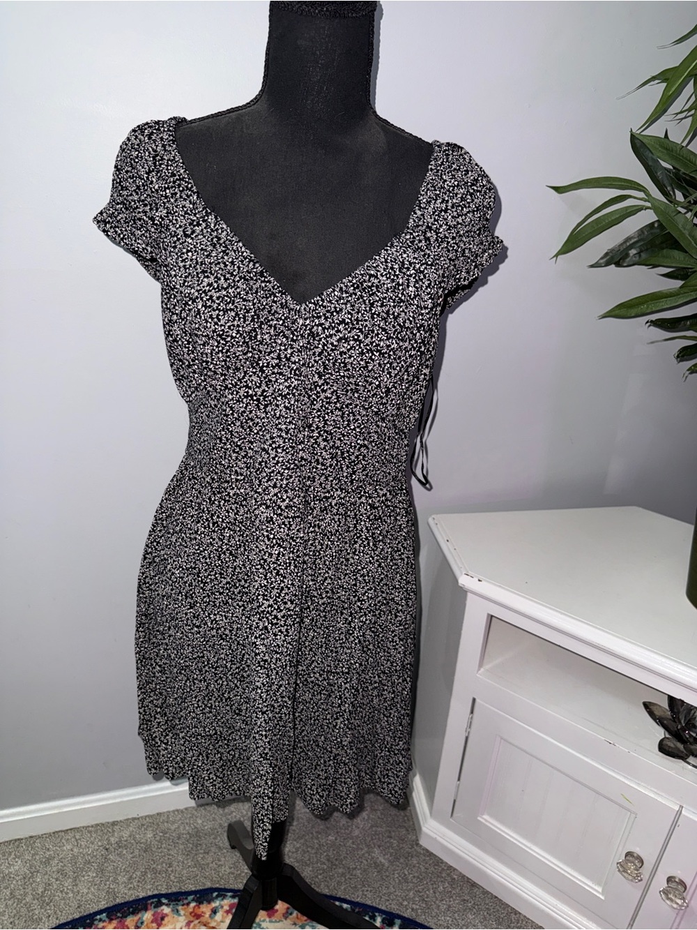 Charlotte Russe Black and White Floral V-Neck Midi Dress